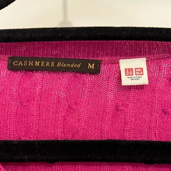 Uniqlo cable cashmere v neck sweater - Picture 3 of 3
